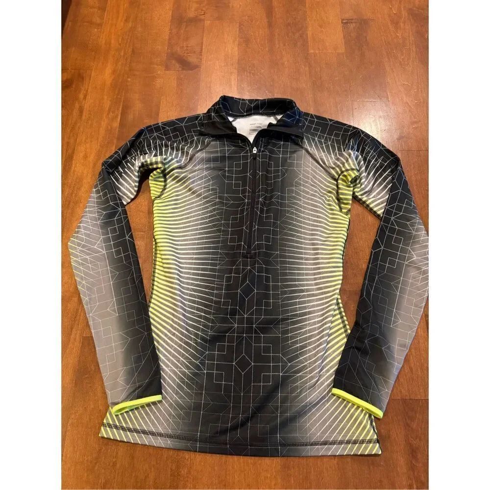 Woman’s Nike pro quarter zip size small